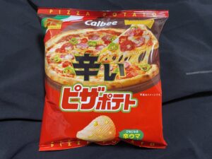 新感覚の辛さと濃厚な味わい!『カルビー 辛いピザポテト』を試してみました
